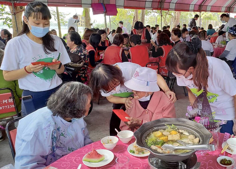 【自由時報】台南蓮心園年終圍爐發紅包、院生表演 溫暖獨老